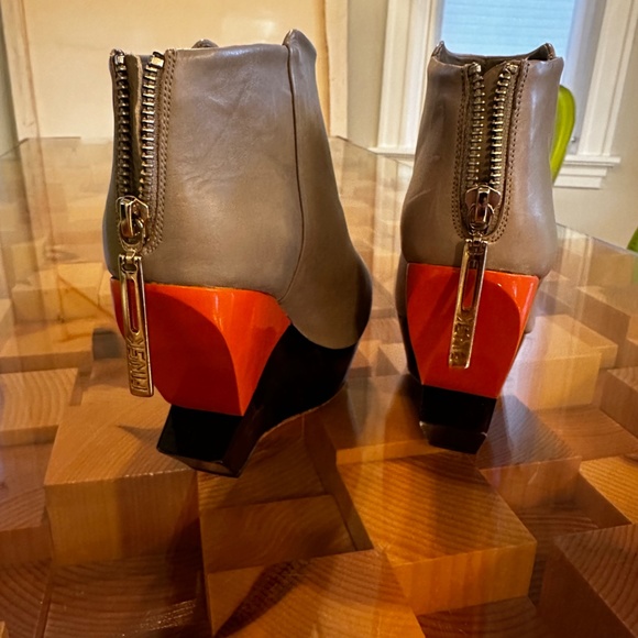 Finsk grey leather orange and brown wooden wedge booties, size 5.5 - Picture 2 of 12